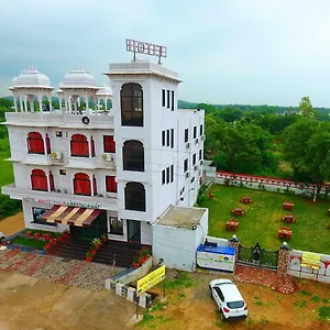 White Tulip-5 Mins From Airport With Swimming Pool *** Udaipur